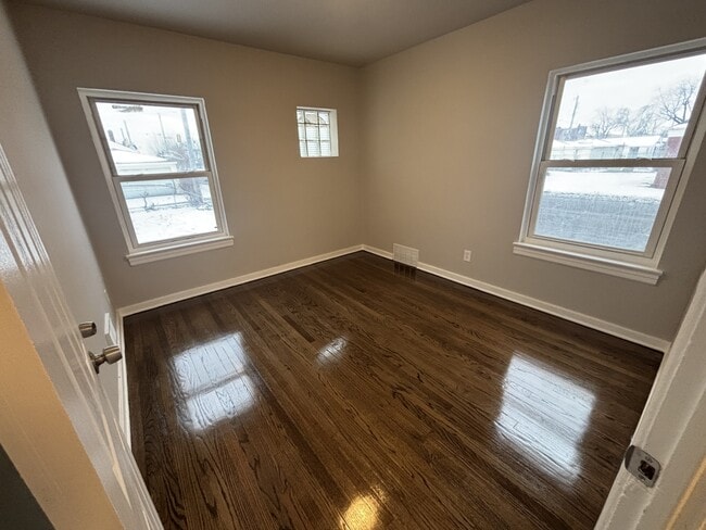 Building Photo - 373 Taft Pl