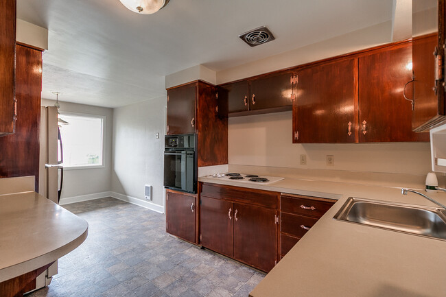 Building Photo - 3-Bedroom, 1-Bath duplex In Eugene South H...