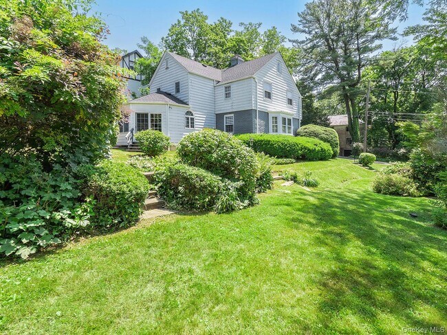 Building Photo - 221 Manhasset Ave