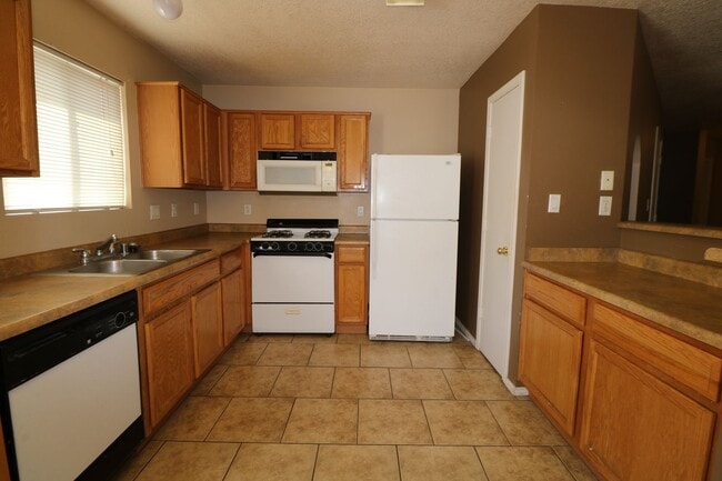 Building Photo - 3BR, 2BA, 2CG