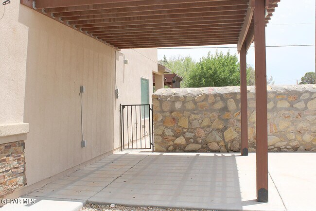 Building Photo - 13832 Hollywood Dr