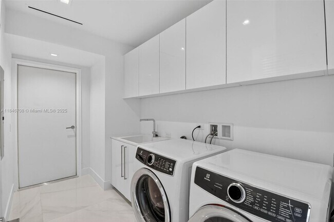 Building Photo - 18501 Collins Ave
