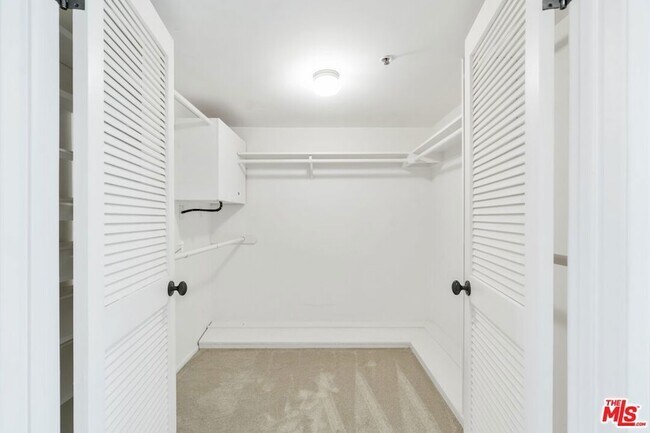 Building Photo - 410 S Barrington Ave