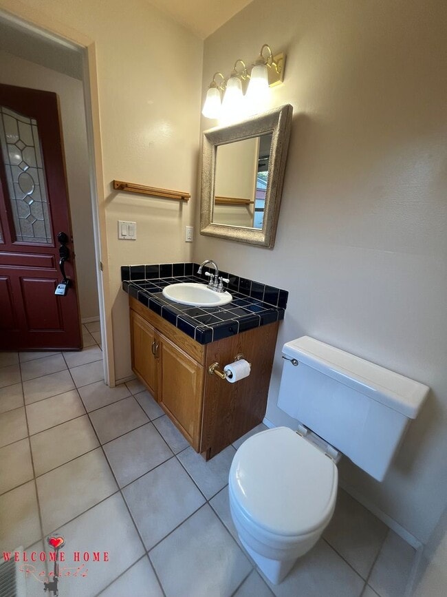 Building Photo - 2 bedroom townhome condo with AMAZING view, brand new carpeting and a fresh coat of paint!!!