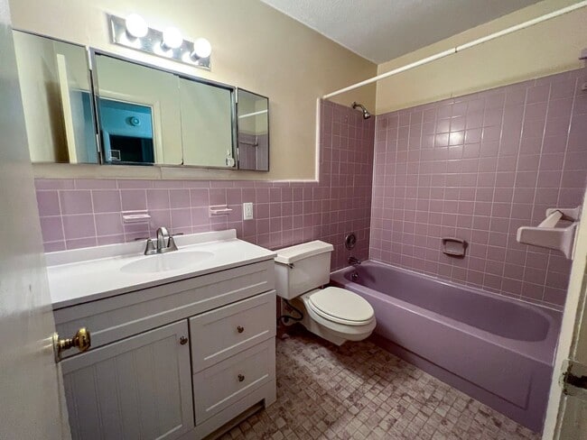 Building Photo - Pet Friendly 4BR/3BA Bedroom House - Available Mid-June!