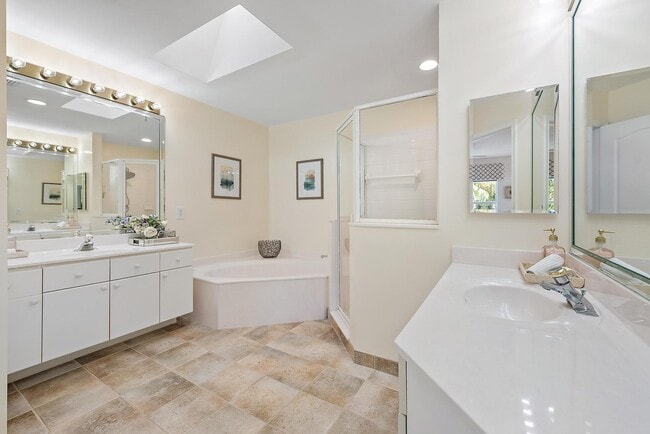 Building Photo - 8208 Heritage Club Dr
