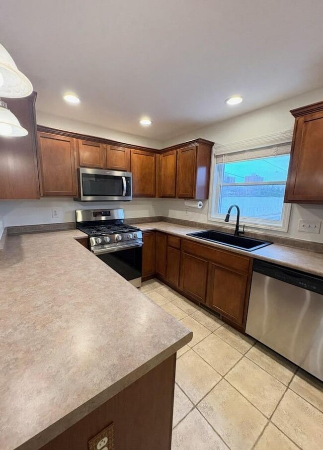 Building Photo - Updated Townhouse near Downtown Bloomington!