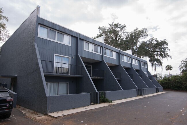 Building Photo - 830 E Park Ave