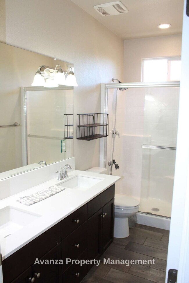 Building Photo - Home for Rent 4 Bed/2.5 Bath - 2,400 Sq Ft. Rent: $3,395/month Security Deposit: $3,495 Clovis Ea...