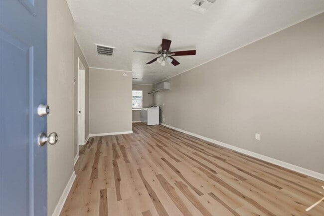 Building Photo - 529 N Baumann Ave