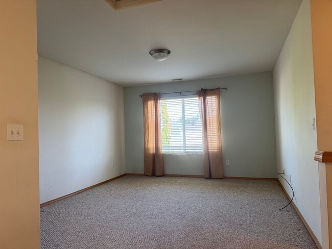 Building Photo - Beautiful 3 beds, 2.5 baths 6 minutes to V...