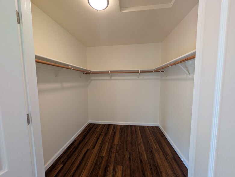 Building Photo - 520 Bobbys Ln