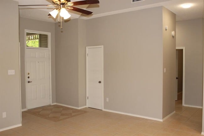 Building Photo - 2208 Quiet Wood Dr