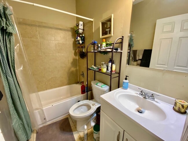 Building Photo - PREMIUM House! 5 bed/2bath by the U of M! Must see! Available 9/1/26