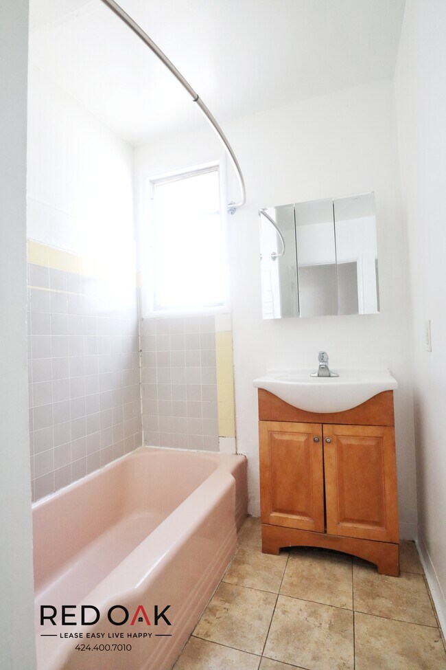 Building Photo - 1030 Menlo Ave