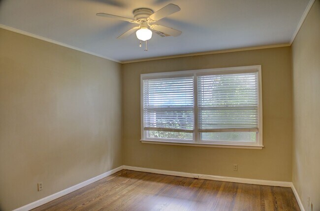 Building Photo - Well Maintained Midtown Home