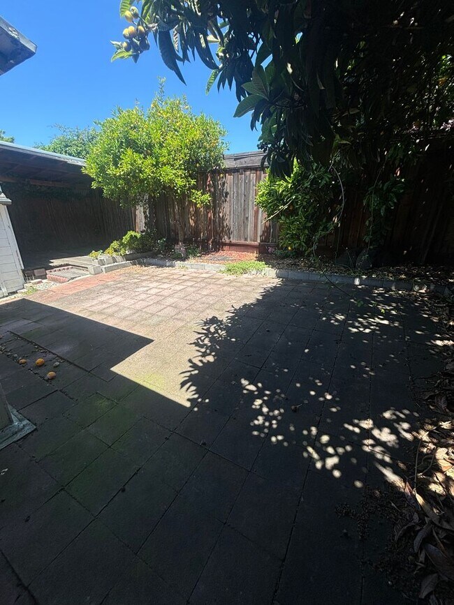 Building Photo - 2 bedroom home w/a beautiful backyard! AVAILABLE NOW!