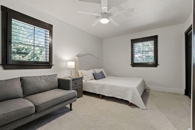 Building Photo - 2730 Oak Valley Dr