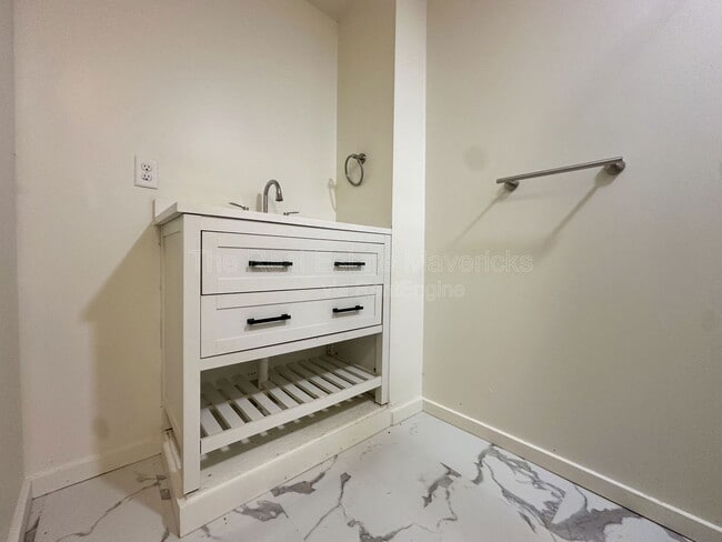 Building Photo - 5640 US-41