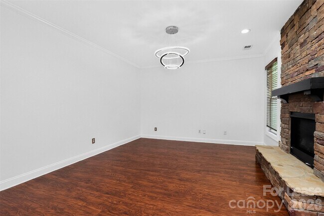 Building Photo - 549 Daventry Ct