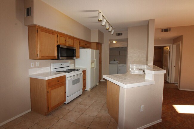 Building Photo - 2 Bedroom Condo Adjacent to Summerlin