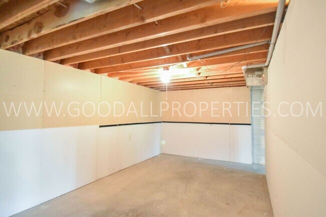 Building Photo - 4 Bedroom 2.5 Bathroom home in Urbandale