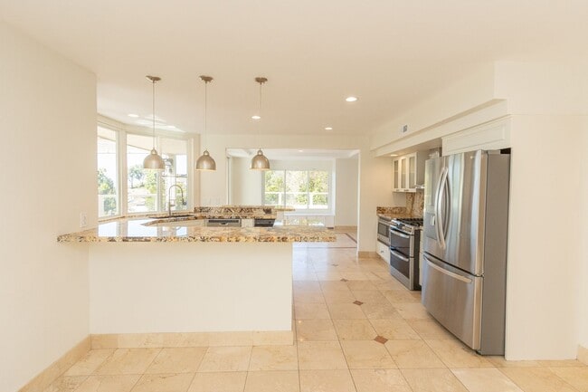 Building Photo - 4 Bedroom / 3 Bathroom Home With Panoramic...