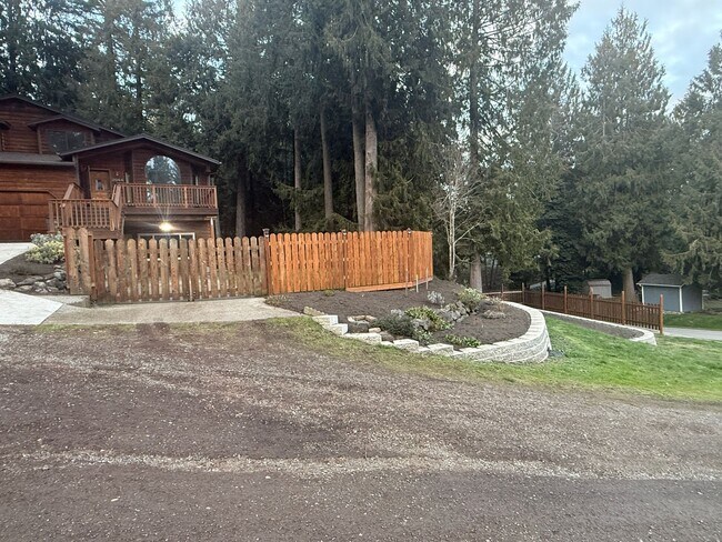 Building Photo - 3 BED 2.5 BATH WITH DAYLIGHT BASEMENT & BONUS ROOM - SPACIOUS CORNER LOT