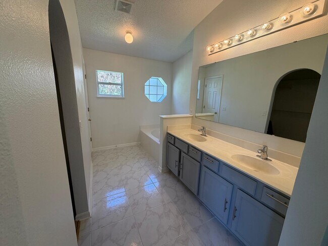Building Photo - 3015 Elbib Dr