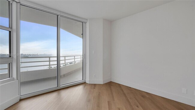 Building Photo - 555 NE 34th St