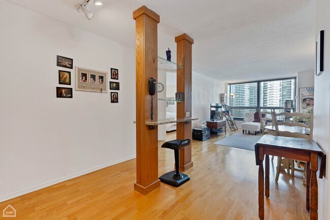 Building Photo - 360 E Randolph St
