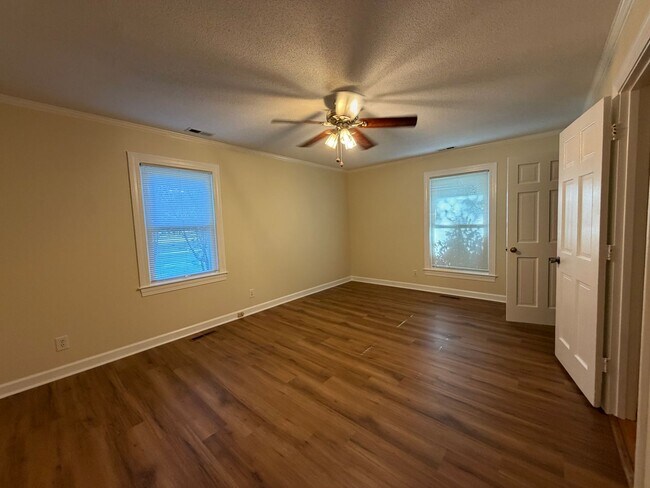 Building Photo - 124 Rock Creek Dr S