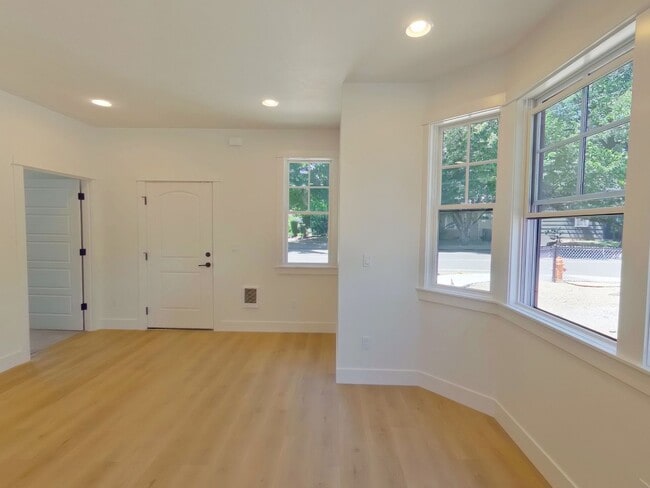 Building Photo - Deluxe 5 bedroom Campus House