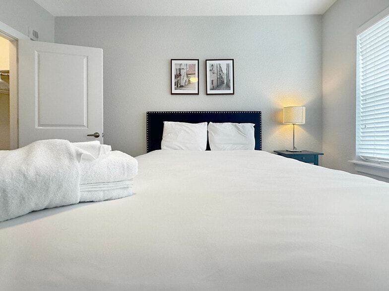 Building Photo - 2615 N Grady Ave