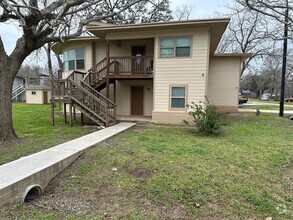 Building Photo - 631 Live Oak Dr