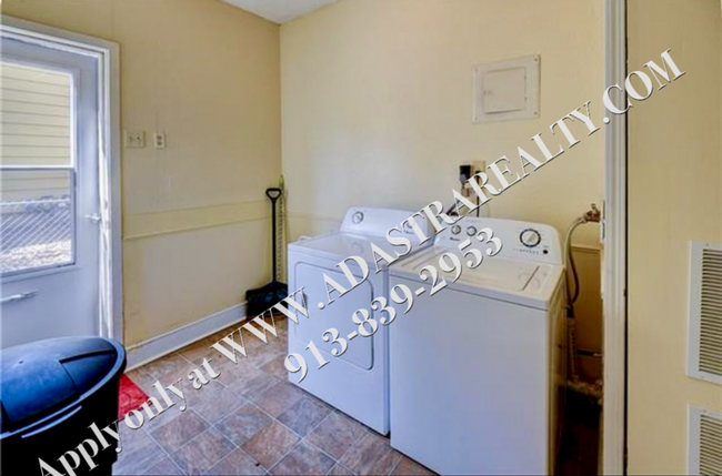 Building Photo - Cute 3 Bed 1 Bath Ranch in Raytown-Availab...