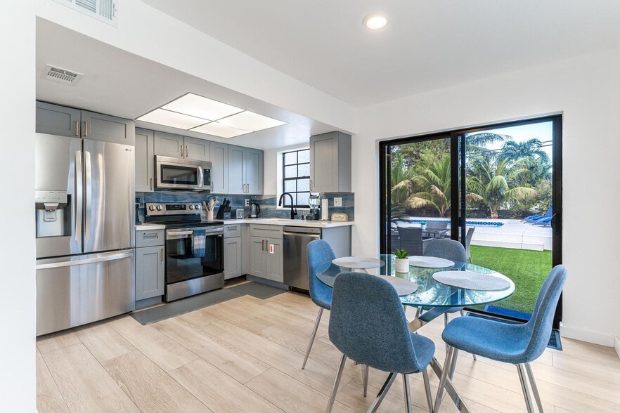 Building Photo - 807-809 Southwest 14th Court-SI FL2-ID1475657P