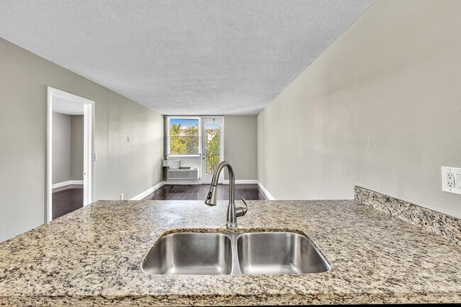 Building Photo - 2701 Riverside Dr