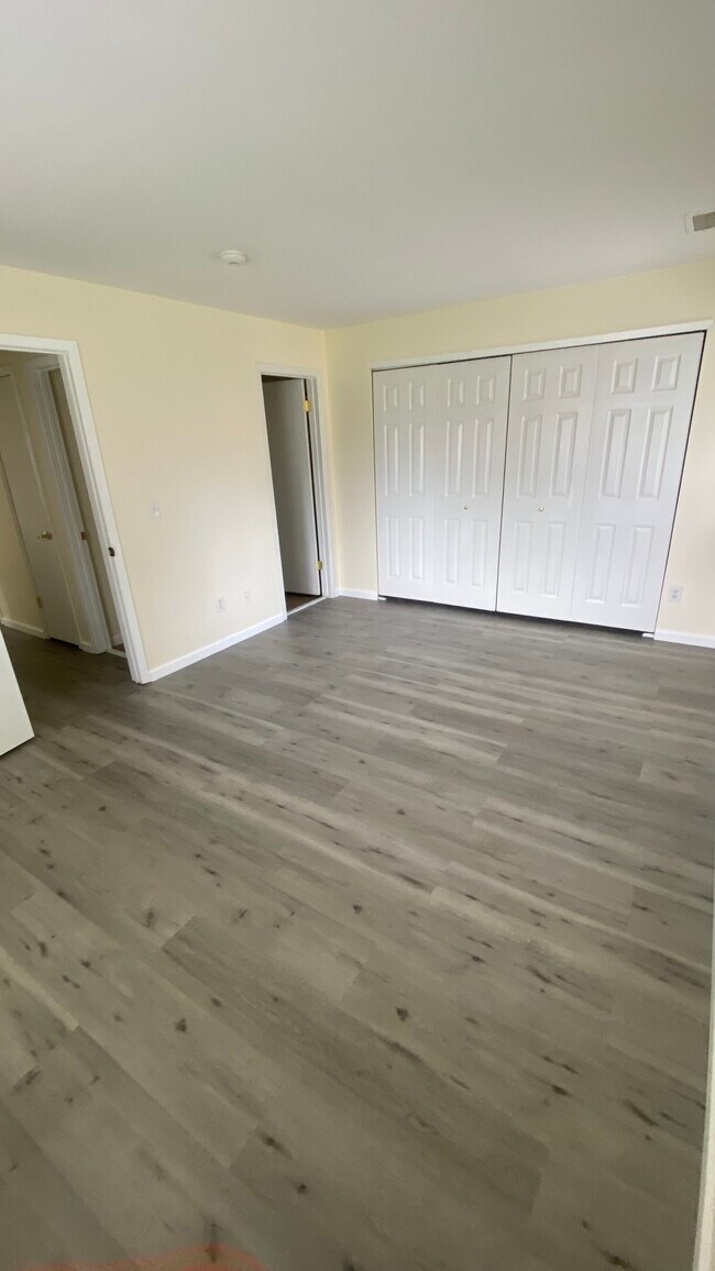 Building Photo - 868 Birchwood Park Dr