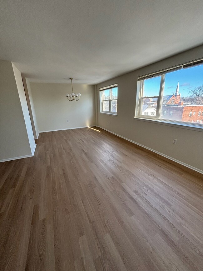 Building Photo - 887 Farmington Ave