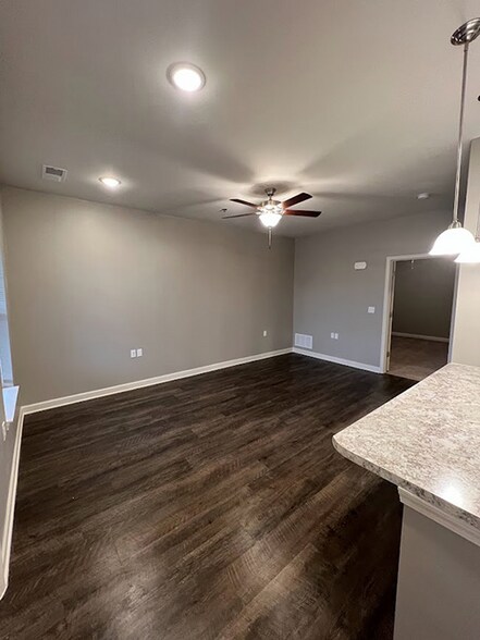 Building Photo - 809 E Briggs Dr