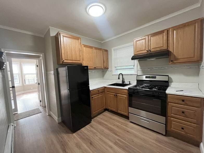 Building Photo - 21 Elliott St