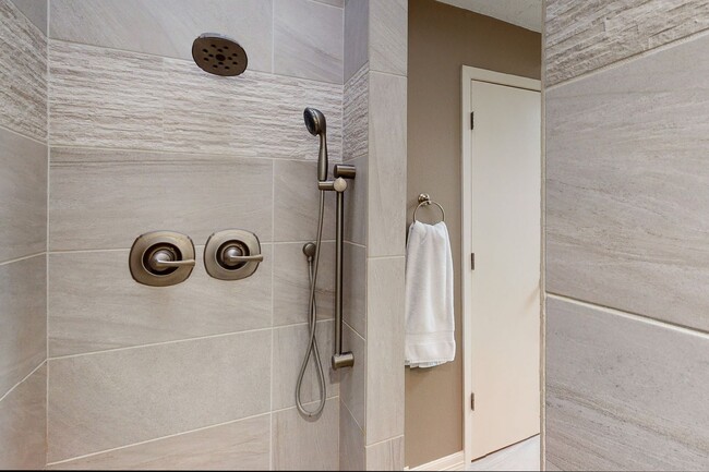 Building Photo - Adorable 3 Bed Townhome Pre-Leasing July 2026!