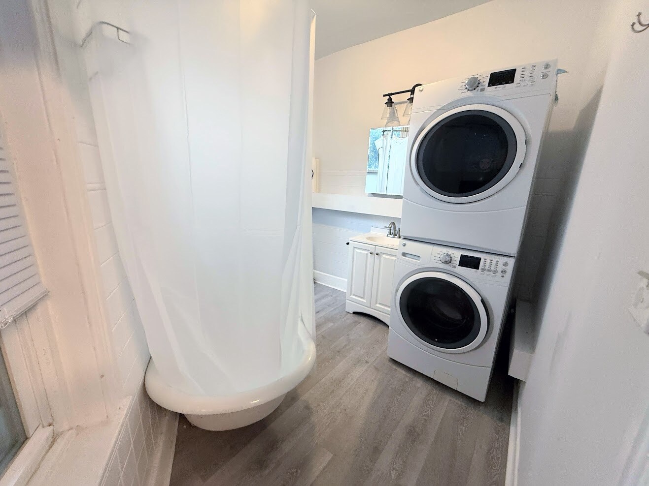 Full Bath w/ Laundry - 2432 E Norris St