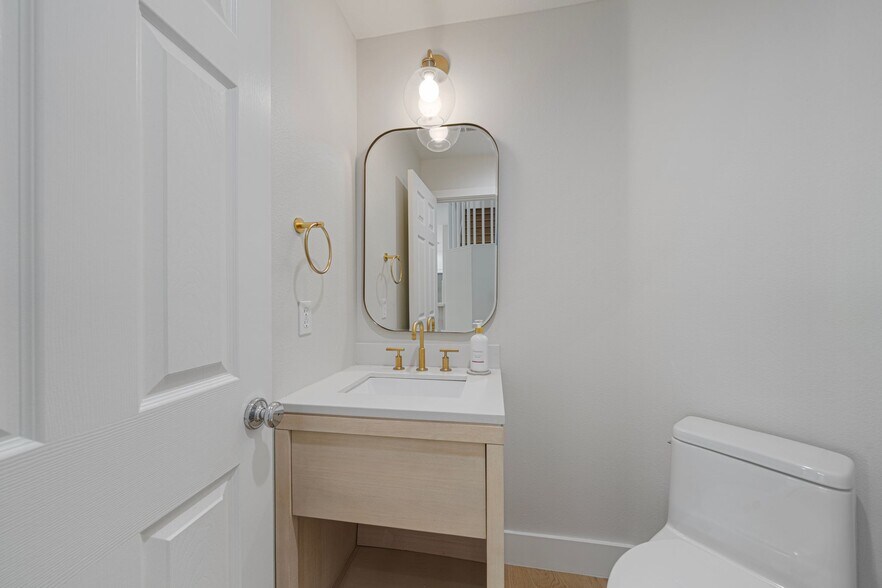 Building Photo - 25352 Avanti Ct