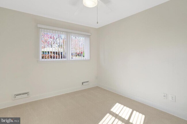 Building Photo - 6120 Beachway Dr