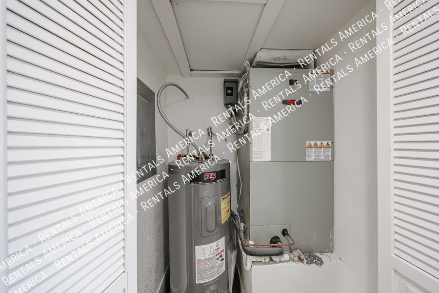 Building Photo - 700 E Mesquite Cir