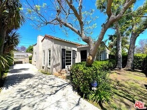 Building Photo - 9019 Rosewood Ave