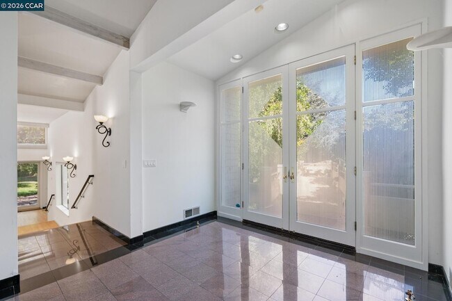 Building Photo - 660 La Casa Via