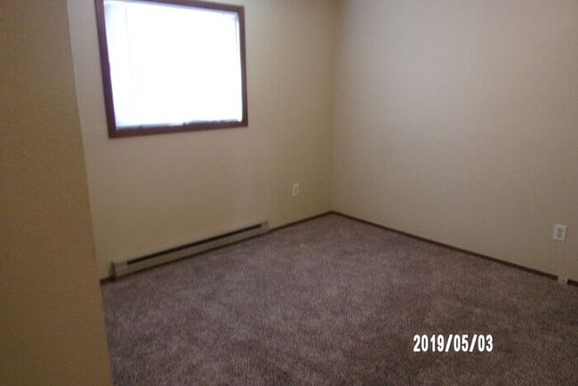Building Photo - Water/Sewer/Trash Included - Large Two Bedroom One Bath In North Loveland! Easy Access to HWY 287!